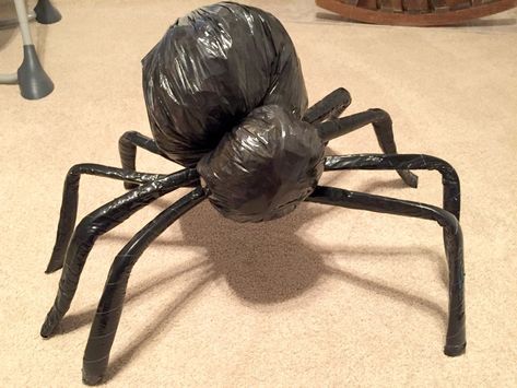 Diy Halloween House Decorations, Scary Halloween Decorations Outdoor Diy, Spider Diy, Diy Halloween Spider, Porta Halloween, Halloween Decorations Outdoor Porch, Scary Halloween Decorations Outdoor, Scary Halloween Decorations Diy, Brain Storm