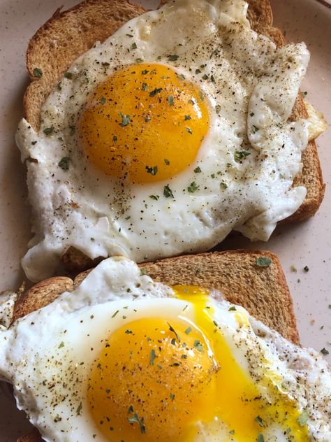 Roast Chicken Seasoning, Eggs On Toast, Over Easy Eggs, Low Cal Recipes, Healthy Food Motivation, On Toast, Interesting Food Recipes, Healthy Foods To Eat, Food Menu