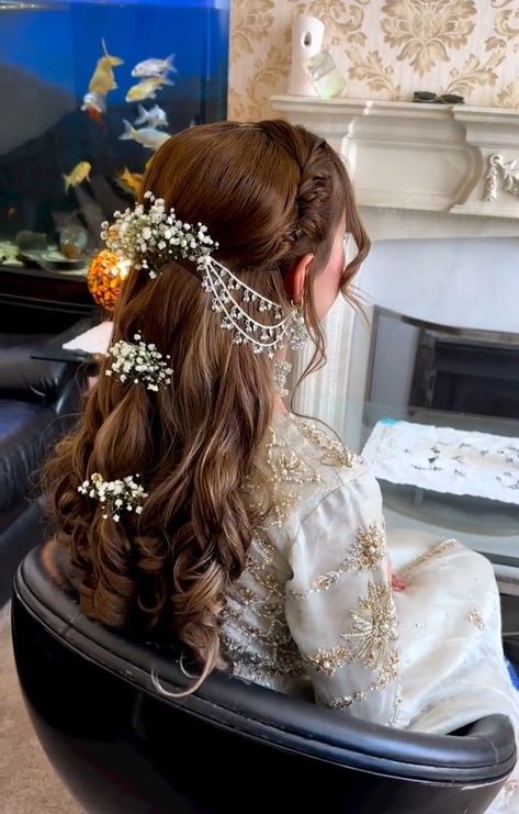 Hairstyle For Garara, Hairstyles For Desi Weddings, Hairstyle On Gharara, Hairstyles On Gharara, Hairstyles For Gharara Dress, Desi Wedding Hairstyles, Pakistani Engagement Hairstyles, Mehndi Dress Ideas, Nikkah Hairstyles