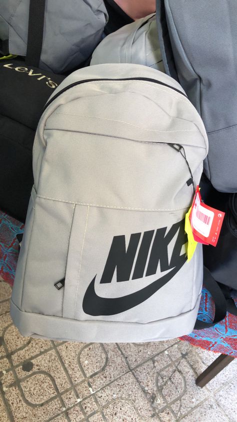 Nike Backpack Aesthetic, Mochila Nike, Basketball Backpack, Nike Backpack, Aesthetic Backpack, Nike Bags, Kids Nike, White Nikes, Montana