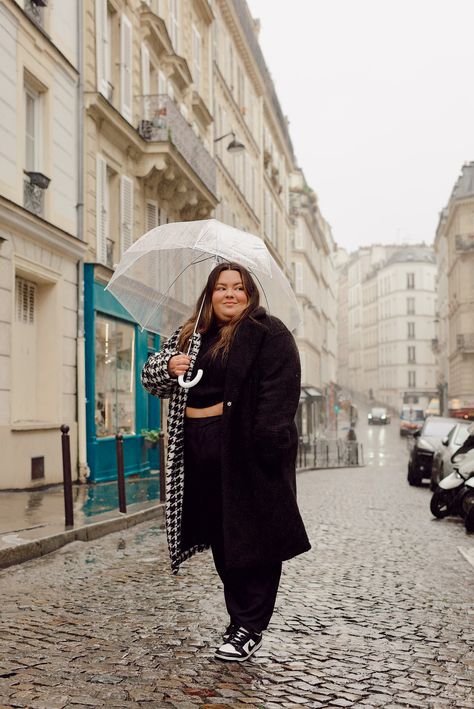 Plus size fashion blogger Natalie in the City wears a plus size fall / winter outfit in Paris. Paris Winter Fashion Plus Size, Plus Size Paris Outfits, Outfit In Paris, Paris Winter Fashion, Europe Outfit Ideas, What To Wear In Paris, Outfits Paris, Paris Winter, Trouser Outfit