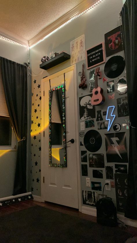 Bedroom, posters, stars, the killers, paramore, lightning bolt, ukulele, vinyls, skeleton Black And Yellow Room Bedroom Ideas, Teen Grunge Bedroom, Punk Aesthetic Bedroom, Dark Room Inspo Grunge, Bedroom Ideas Stars, Room Inspo Street Style, Room Inspo Black Furniture, Room Ideas Music Theme, Room Decor Street Style