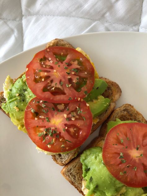 Avocado toast with eggs and tomato breakfast ideas Plats Healthy, Healthy Food Dishes, Healthy Food Motivation, Healthy Lifestyle Food, Think Food, Boiled Egg, Idee Pasto Sano, Food Goals, Food Is Fuel