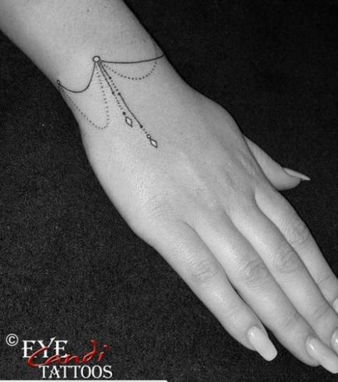 Tattoo : 19 tatouages au poignet beaucoup plus jolis qu'un simple bracelet Braclet Tattoo, Tattoos Pulseras, Bracelet Tattoo For Man, Wrist Bracelet Tattoo, Bracelet Tattoo, Armband Tattoos, Wrist Tattoos For Guys, Wrist Tattoos For Women, Tattoo Bracelet