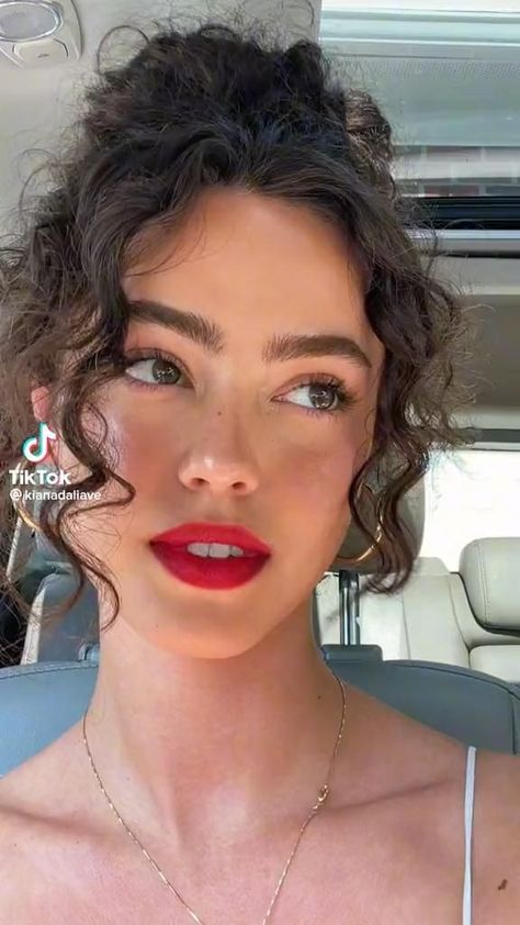 Red Lips Curly Hair, Red Lip And Red Dress, Natural Red Lip Makeup, Red Lipstick Makeup Natural, Parisienne Makeup, Classy Makeup Looks Red Lips, French Red Lip, Curly Hair Red Lipstick, Red Prom Dress Makeup