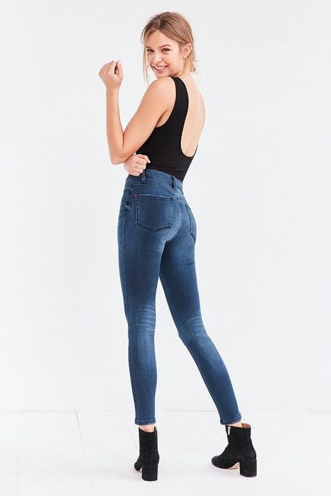 Poses In Jeans, Female Modeling Poses, Mode Poses, How To Pose For Pictures, Pose For Pictures, Superenge Jeans, Fashion Model Poses, 사진 촬영 포즈, Model Images