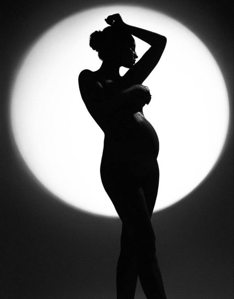 Maternity Photoshoot Silhouette, Maternity Shoot Silhouette, Maternity Photoshoot Black And White, Maternity Photo Studio Ideas, Pregnancy Photos Black And White, Pregnant Studio Photography, Artistic Maternity Photography, Silhouette Pregnancy Photos, Silhouette Maternity Shoot