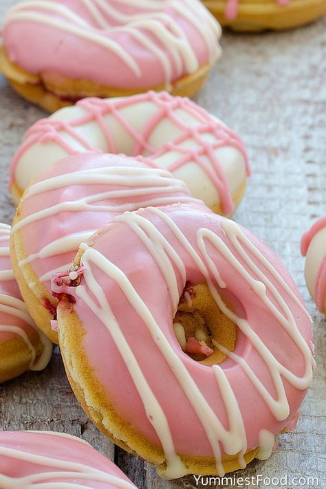 Strawberry Donuts Recipe, Donut Glaze Recipes, Donut Maker Recipes, Donat Glaze, Strawberry Doughnut, Yummiest Food, Donuts Gourmet, Donut Flavors, Donuts Donuts