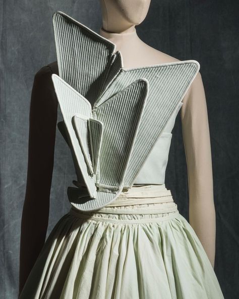 Hussein Chalayan, Dress, Spring Summer 2000 (Detail). The Musée des Arts… Wearable Architecture, Structured Fashion, Architectural Fashion, Hussein Chalayan, Sculptural Fashion, Geometric Fashion, Conceptual Fashion, 3d Fashion, Futuristic Fashion