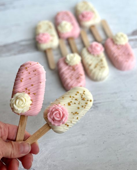 These absolutely darling Cakesicles are sure the be the talk of table. Treat your guest to something sweet and scrumptious. This listing is for 8 cakesicles. 4 White and 4 pink or Blue pops on a wooden stick. Please select Vanilla or Chocolate cake. Each Item is handmade and made to order. Please place your order well in advance and we require 5-7 days processing time plus shipping time. We ship all items in a timely manner and cannot control delays in transit. Disney Princess Party Treats, 1st Birthday Cakesicles, Diy Dessert Table Treats, Cakecicles Birthday, Mothers Day Cakesicles, Pink Treat Table, Pink Cakesicles Ideas, Wedding Cakesicles, Pastel Cakesicles