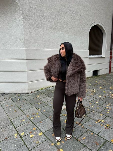 Brown Fur Jacket Outfit, Brown Faux Fur Coat Outfit, Paris Outfit Ideas Winter, Brown Fur Coat Outfit, Fur Coat Cropped, Faux Fur Coat Outfit, Brown Coat Outfit, Faux Fur Coats Outfit, Fur Coat Brown