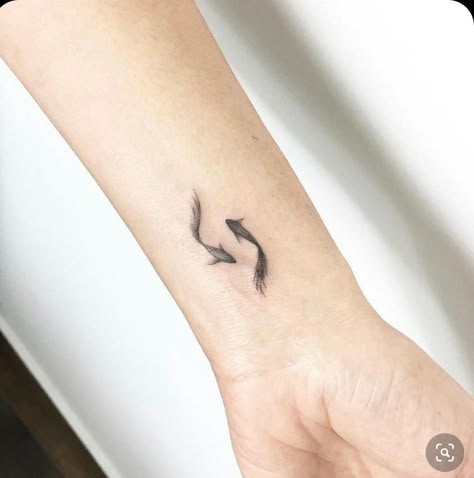 Tattoo Women Wrist, Koi Tattoos, Lovely Tattoo, Harry Tattoos, Common Tattoos, Dragons Tattoo, Wrist Tattoo Ideas, Tattoos Inspo, Pisces Tattoos