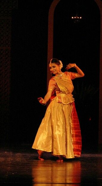 Jyoti singh kathak Kathak Lehenga, Kathak Poses For Photoshoot, Kathak Outfits, Kathak Dance Photography, Kathak Photoshoot, Kathak Dance Aesthetic, Sakal Ban, Kathak Poses, Kathak Aesthetic