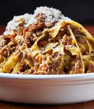 TOP : 10 recettes avec du steak haché | Zeste Tagliatelle Bolognese, Tortellini Bake, Easy Tomato Sauce, Pasta Bolognese, Bolognese Recipe, Winter Comfort Food, Bolognese Sauce, Spaghetti Bolognese, Bologna