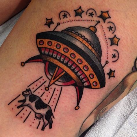 Ufo cow abduction Nerdy American Traditional Tattoo, Funny Traditional Tattoos, Alien Spaceship Tattoo, Alien Abduction Tattoo, Abduction Tattoo, Alien Tattoos, Spaceship Tattoo, Comic Book Tattoo, Ufo Tattoo