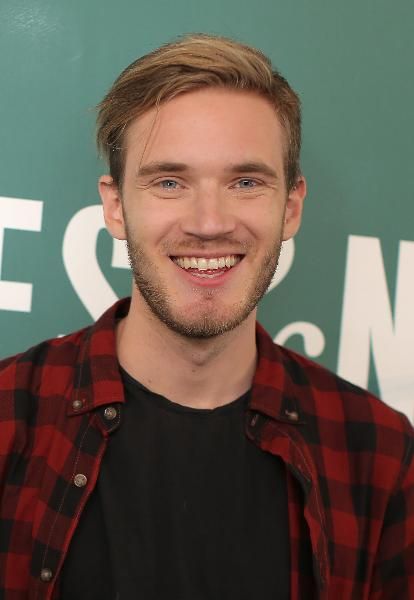 Felix Kjellberg, Felix Pewdiepie, Popular Youtubers, Gamer Boys, 30 Under 30, Blur Background Photography, Famous Youtubers, Face Reference, Youtube Stars