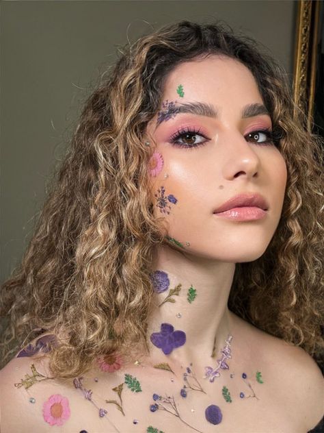 Dried flowers with some gems on the body and face ❤️ Edc Makeup, Music Video Makeup, Catwalk Makeup, Gem Makeup, Flower Makeup, Flower Face, High Fashion Makeup, Summer Fairy, Avant Garde Makeup