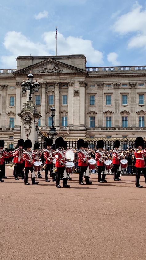 Buckingham Palace Changing Of The Guard, British Architecture Aesthetic, England Instagram Story, Changing Of The Guard London, Vintage London Aesthetic, Buckingham Palace Aesthetic, London Shakespeare, London Monuments, London Castle