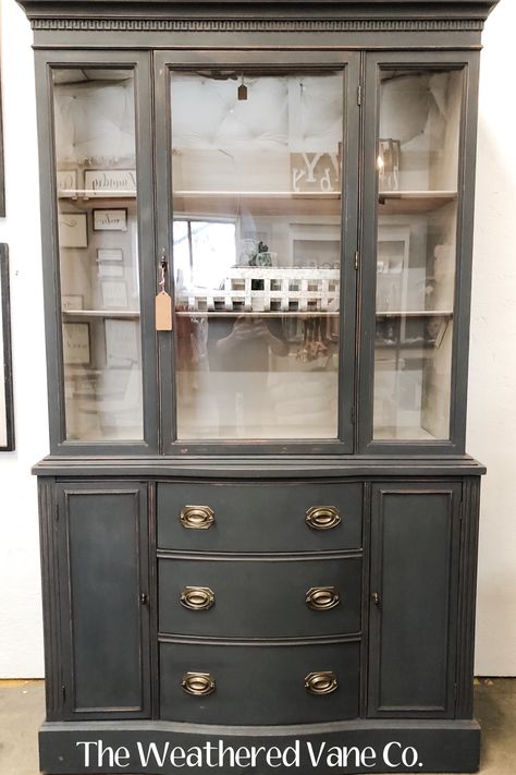 Vintage China Cabinet, Things Painting, China Cabinet Makeover, Furniture Makeover Inspiration, Crockery Cabinet, Hutch Makeover, Furniture Upcycling, Decorating 101, Furniture Flipping