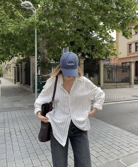 Linen Striped Shirt Outfit, Minimal Outfit Ideas, Linen Shirt Outfit, Parisian Style Outfit, Linen Outfit, City Paris, Striped Linen Shirt, Shirt Linen, High Fashion Looks