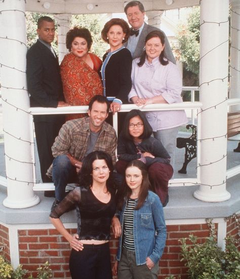 Gilmore Girls Cast, Gilmore Girls Characters, 1990 Style, Gilmore Girls Fashion, Scott Patterson, Amy Sherman Palladino, Maxon Schreave, Kaptan Jack Sparrow, Team Logan