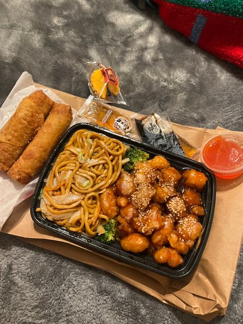 Yummy Chinese Food, Food Court Food, Delicious Junk Food, British Chinese Food, Junk Food Aesthics, Aesthetic Chinese Food, Yummy Looking Food, Aesthetic Pictures Of Food, Chinese Takeout Aesthetic