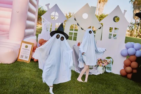 Found some ghosts in my ball pit 👻👻👻 😂 we had an amazing Halloween party full with this little ghosts, they’re friendly, fun, and full of charm! 👻 Ready to book for you Halloween party? Send us a DM and we’ll make it happen 🎃🎃 Amazing vendors that made this happen: Planning @olivepopco & @unico.byivonne Balloons & Backdrop @unico.byivonne Bounce House @olivepopco Photography @siveees Picnic @prettyruggedpicnicco Florals @fabuleux.85 Ballpit @pinkfestco Photo Booth @tapnsnapphoto Snack Ca... Balloons Backdrop, Balloon Backdrop, Ball Pit, Bounce House, Make It Happen, Photo Booth, Halloween Party, Balloons, How To Plan