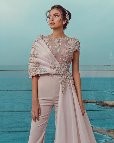 Beautiful Designer Dresses, Women Designer Outfits, Funky Dresses Unique, Day Time Wedding Outfit Guest, Unique Designer Dresses Indian, Beautiful Gowns Classy, Unique Dress Designs Fashion, Unique Gown Design, Chic Dresses Classy Party