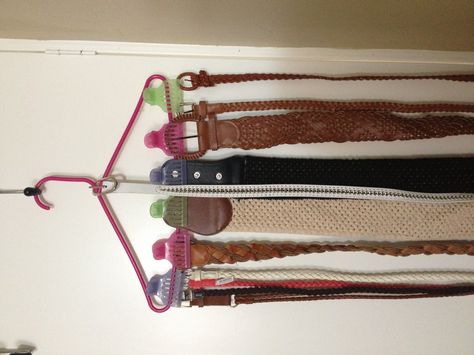 DIY belt hanger. 1 hanger & as many hair clips as you need/ will fit. Wah-lah! Diy Belt Storage, Belt Hanger Ideas Diy, Belt Hanger Ideas, How To Display Belts In A Boutique, Duty Belt Hanger, Store Belts Organizing Ideas, Belt Display Diy, Diy Belt, Belt Hanger