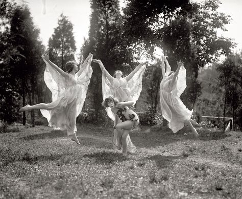 Three Women, Arte Inspo, Grand Art, White Dresses, Ballet Dancers, Vintage Photographs, Vintage Photography, Pose Reference, Old Photos