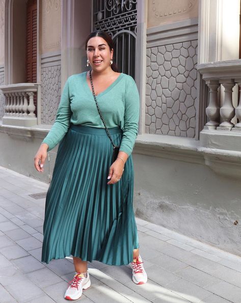 Yes, You Can Wear a Maxi Skirt in Winter—Here's How Plus-koon Muoti, Winter Maxi Skirt Outfit, Maxi Skirt Winter, Fashion Week Dresses, Winter Maxi, Plus Size Looks, Look Plus Size, Maxi Skirt Outfits, Plus Size Fashion For Women