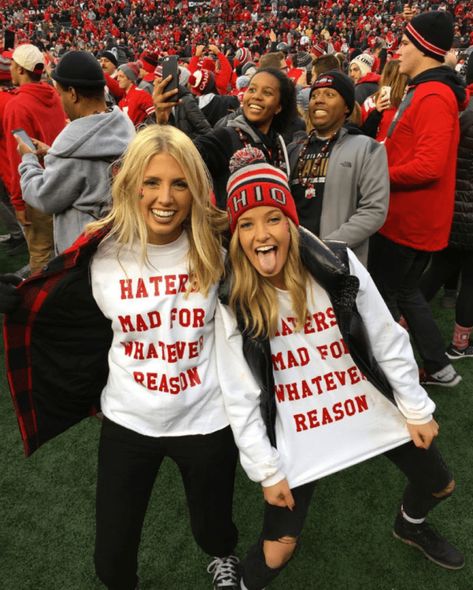 Graphic sweatshirts are perfect for gameday outfits at Ohio State University! Fall Tailgate Outfit Football, College Pics, Ohio State Outfit, Tailgate Outfits, College Gameday Outfits, College Tailgating, Gameday Outfits, College Gameday, College Games