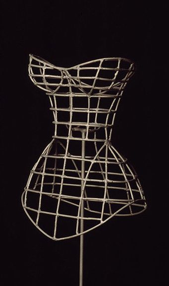 wire corset sculpture High Fashion Corset, Corset Sculpture, Cage Fashion, Wire Corset, Metal Corset, Fashion Sculpture, Wire Fashion, Sculpture Fashion, Sculptural Fashion