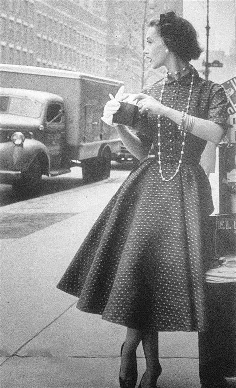 vintage everyday: 10 Old Fashion Trends That We'd Love to See a Comeback Fall Outfits Women Black Woman, Vestidos Pin Up, 1950s Women, Glamour Vintage, Rockabilly Style, Design Moda, Look Retro, Fashion 1950s, Full Skirt Dress