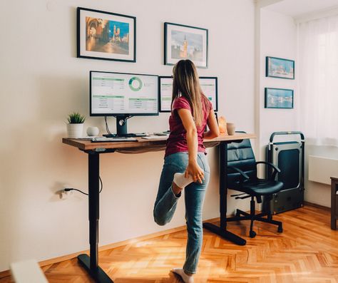 As companies strive to create a more productive and efficient work environment, the benefits of sit-stand desks are becoming increasingly evident. Punkty Spustowe, Comfortable Workspace, Desk Frame, Flexible Jobs, Work Routine, Business Articles, Healthy Work, Poor Posture, Flexible Working