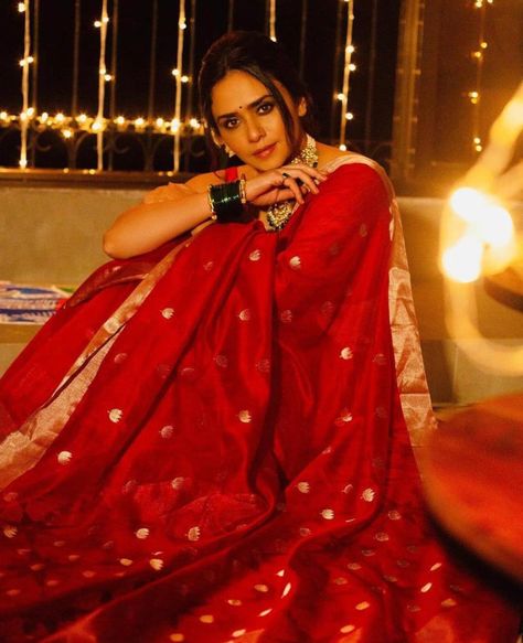 Red Traditional Saree, Amruta Khanvilkar, Alternative Fashion Grunge, Diwali Vibes, Maharashtrian Saree, Diwali Photography, Easy Rangoli Designs Videos, Diwali Photos, Diwali Outfits