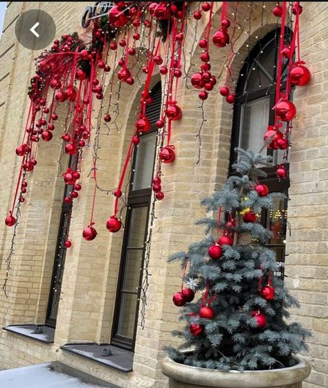 Hotel Xmas Decoration, Dramatic Christmas Decor, Restaurant Holiday Decor, Christmas Decor Restaurant, Christmas Archway Outdoor, Christmas Entrance Decor, Hotel Christmas Decor, Decoration Vitrine, Pretty Christmas Decorations