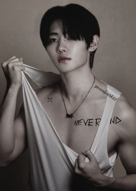 Sunghoon Hot, Enhypen Prada, Sunghoon Edit, Abs Pictures, Enhypen Members Park Sunghoon, Shirtless Actors, Wallpaper Enhypen, Big Biceps, Boyfriend Wallpaper