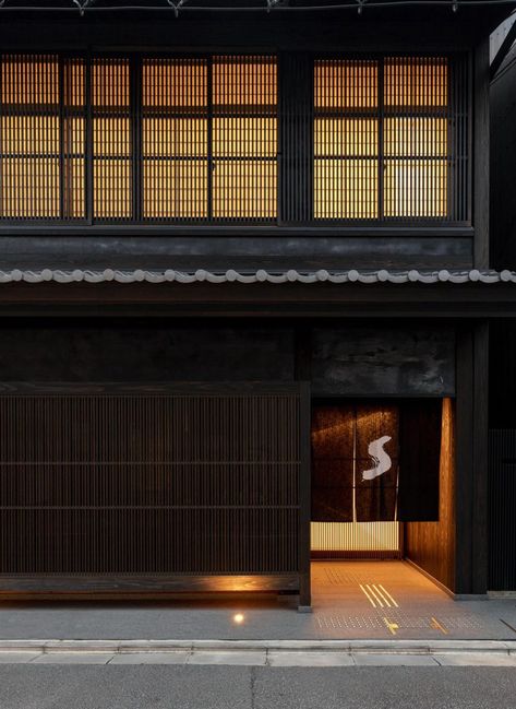 Japanese Contemporary House, Colombian House, Japanese Facade, Store Facade, Wood Bathtub, Japanese Hotel, Japan Hotel, Wooden Facade, Timber Slats