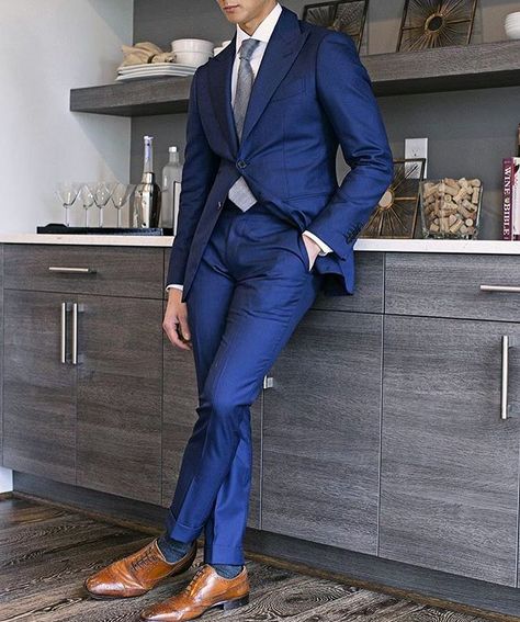 Consulta esta foto de Instagram de @menwithclass • 32.4 mil Me gusta Blue Suit With Tie, Blue Suit Brown Shoes, Men Suits Blue, Terno Slim, Blue Suits, Blue Suit Men, Navy Blue Suit, Mens Fashion Urban, Suit Shoes