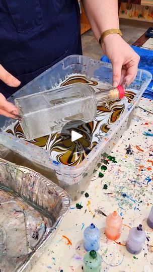 Cheap Homemade Gifts, Hydro Dipping, Water Marbling, Decoupage Diy, Glass Bottles Art, Wine Bottle Diy Crafts, Spray Paints, Cool Art Projects, Acrylic Pouring Art