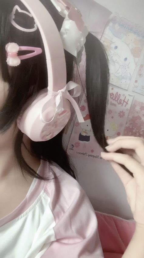 headphones tied in ribbons and decorated with stickers (ﾟ▽ﾟ*) 🔖 - kawaii cutecore jojifuku dollette coquette dollcore Cute Headphones Kawaii, Cutecore Headphones, Ribbon Headphones, Cute Headphones Aesthetic, Dollcore Wallpaper, Coquette Headphones, Cutecore Stickers, Headphones With Stickers, Kawaii Headphones