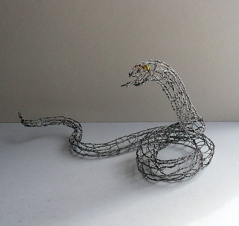 Snake Wire Sculpture | Flickr - Photo Sharing! Metal Wire Sculpture, Snake Sculpture, 3d Pen Art, Garter Snake, Wire Art Sculpture, Bee Painting, Eye Drawing Tutorials, Art Wire, Snake Art