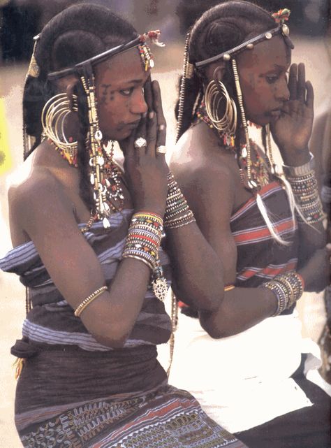 Feigning coyness at the Gerewol festival. Every year Wodaabe men put on a performance for the women. The women look away, then point to the most handsome man. He then must steal her away from her husband in the middle of the night. Consent to ravage? These people truly know romance! African People, We Are The World, African Diaspora, African Culture, People Of The World, African Beauty, African Hairstyles, Black Culture, West Africa