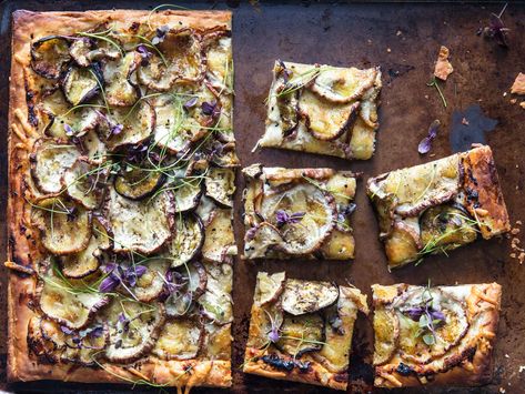 Fancy Cooking, Zucchini Tart, Tartlets Recipe, Awesome Appetizers, Vegetarian Mains, Goat Cheese Tart, Cheese Puff, Cheese Puff Pastry, Puff Pastry Tart