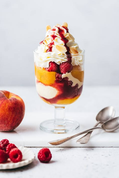 Deux fruits de saison réunis dans un dessert frais et gourmand : la Pêche Melba ! Parfaite pour les beaux jours avec sa glace vanille, ses pêches au sirop, son coulis de framboises, sa chantilly et ses amandes effilées grillées... Un dessert "minute" facile à préparer, qui plaira à tous les gourmands. Peach Melba Dessert, Peach Melba Recipe, Dessert Recipes Easy Quick, Recipes Easy Quick, 3 Ingredient Desserts, Sweet Whipped Cream, Peach Melba, Easy Dessert Recipes Quick, Colorful Desserts