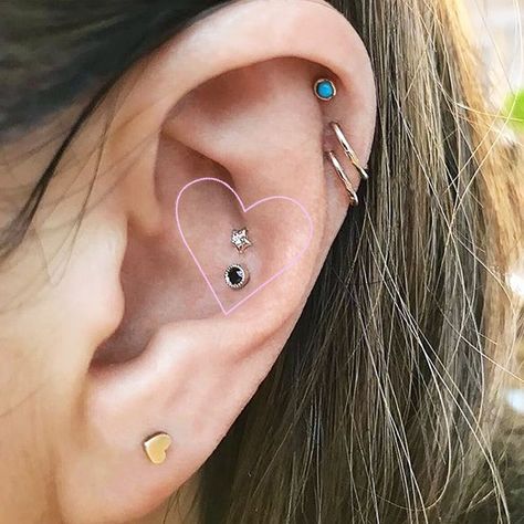 We spoke with London piercer Rhianna Jones to find out everything you need to know about the conch piercing. Cool Ear Piercing, Conch Ear Piercing, Inner Ear Piercing, Conch Piercings, Double Ear Piercings, Types Of Ear Piercings, Geode Jewelry, Cool Ear Piercings, Multiple Ear Piercings