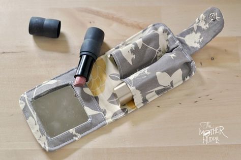 DIY Double Lipstick Case with Mirror Sewing Pattern from The Mother Huddle (free pattern & lots of pictures) Lipstick Pouch, Sewing Nook, Diy Lipstick, Costura Diy, Lipstick Case, Pattern Inspiration, Diy Holder, Lipstick Holder, Purse Patterns