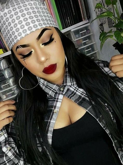 Chicana Aesthetic Makeup, Chula Makeup Look, Chola Party Outfit, Chola Costume Ideas, Chola Halloween Costumes, Cholo Party Outfit, Chola Hairstyles Hair, Cholo Makeup, Chola Style Makeup