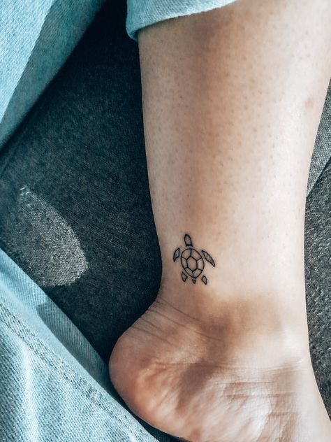 Turtle Stick And Poke, Small Sea Turtle Tattoos For Women, Turtle Ankle Tattoo, Mini Turtle Tattoo, Simple Sea Turtle Tattoo, Honeymoon Tattoo, Small Turtle Tattoo, Tattoo Turtle, Turtle Tattoos